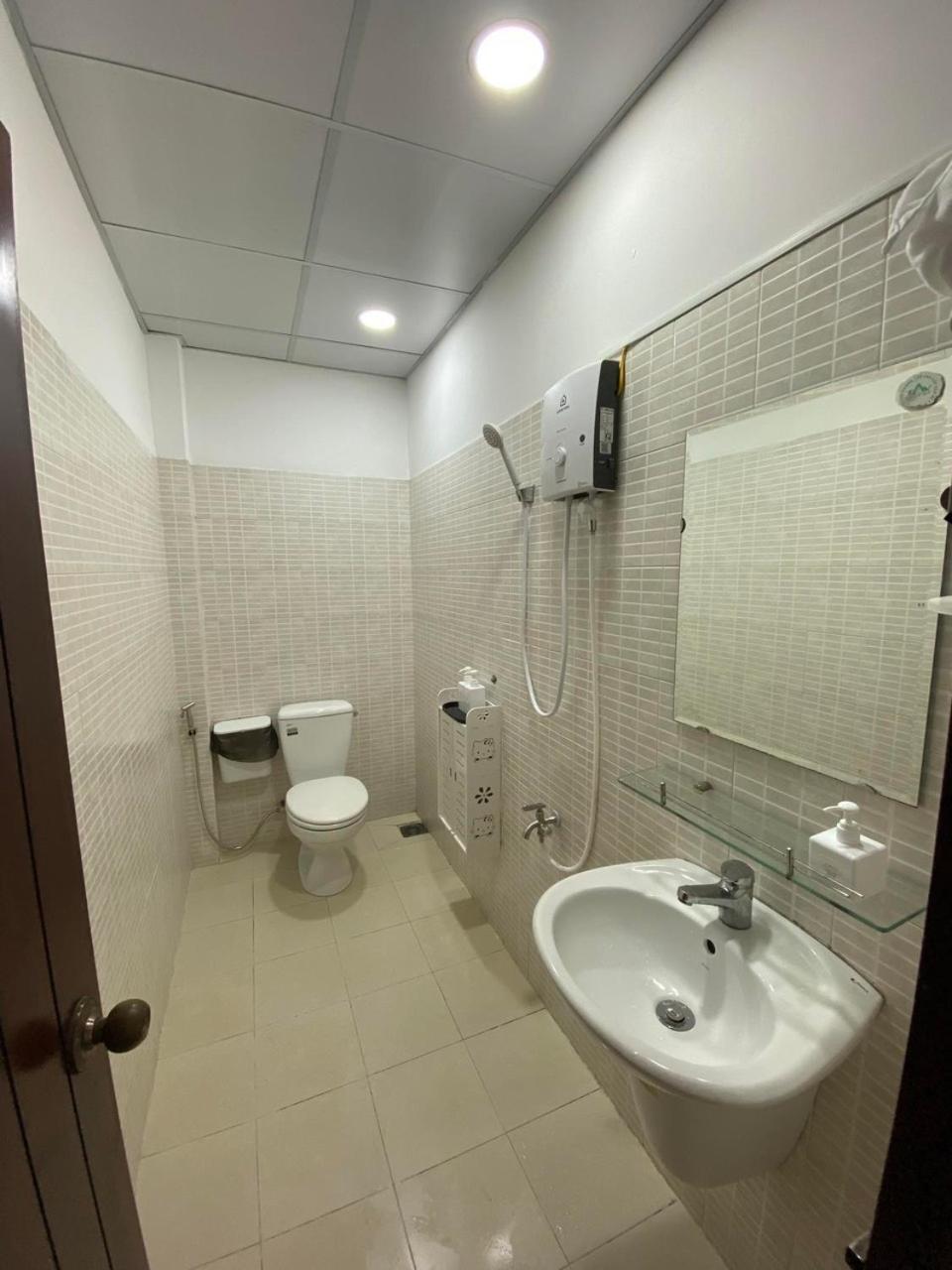 Bin Near Airport Homestay